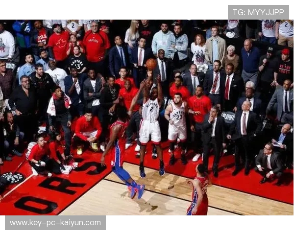 76人训练场开放日吸引大批粉丝参观，76人全队